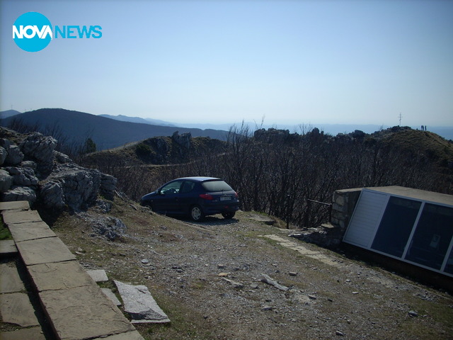Паркирани коли до паметника на връх Шипка