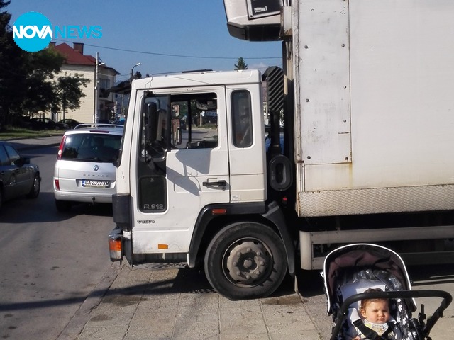 Бебе в количка по шосето заради камион на тротоар