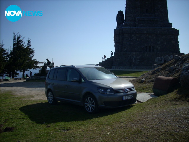 Паркирани коли до паметника на връх Шипка