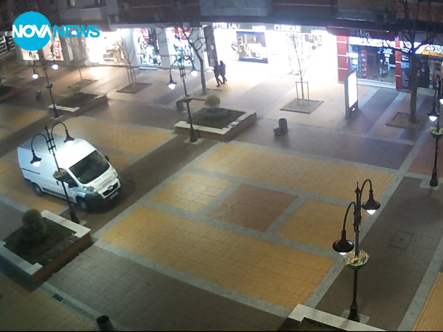 Паркирани бусове в пешеходната зона на бул. "Витоша"