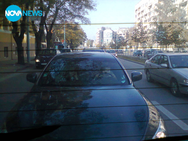 Дете кара кола на оживен булевард