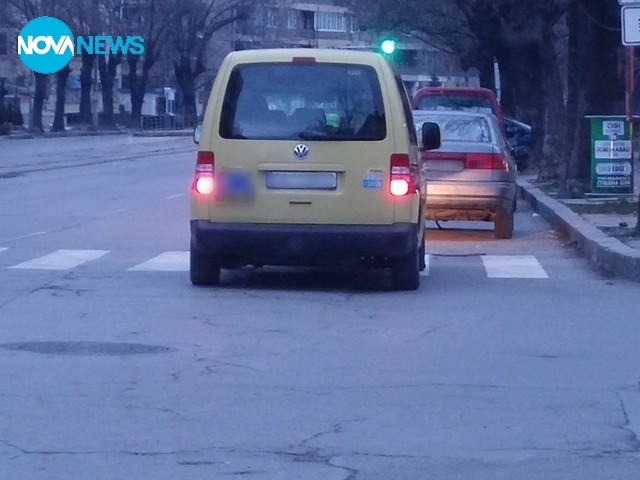 Таксиметров шофьор спрял на пешеходна пътека!
