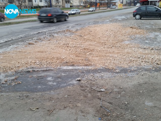 Огромна яма на пътя!