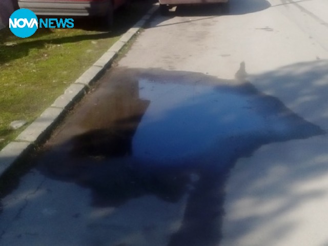 Улица и тротоар, превърнати в паркинг