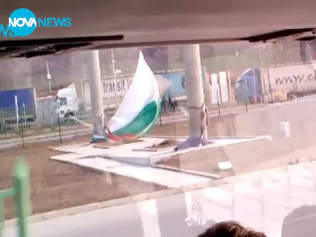 Бяло, зелено, червено... и синьо