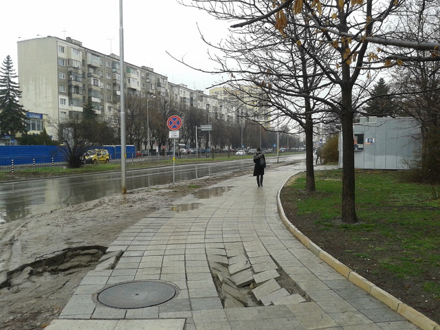 Разбит чисто нов тротоар на бул "Сахаров" 3