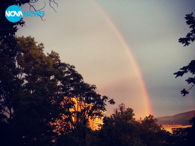 Дъгата над Пловдив раздели небосвода на светла и тъмна част