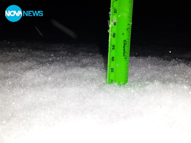 Снегът достигна 21 см и продължава да расте