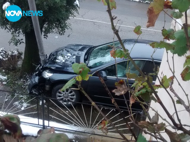 Стълб може да падне над къщата ни