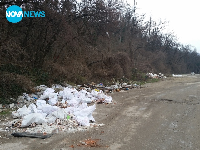 Разтоварване на строителни отпадъци директно на пътя