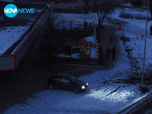 Паркиране в зелени площи до детска площадка