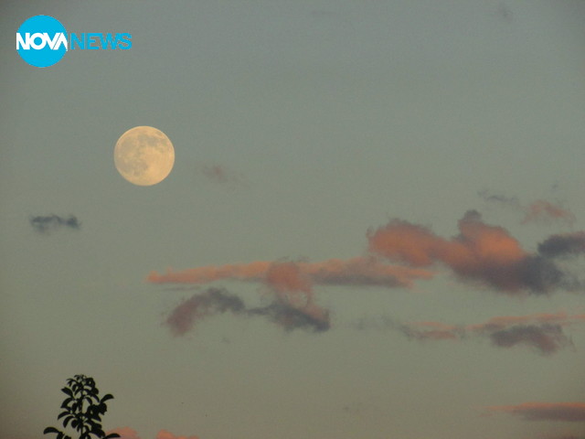 Луната изгря