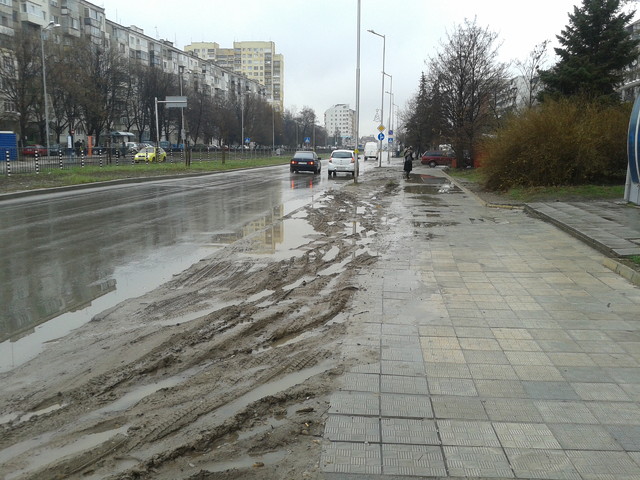 Разбит чисто нов тротоар на бул. "Сахаров" 5