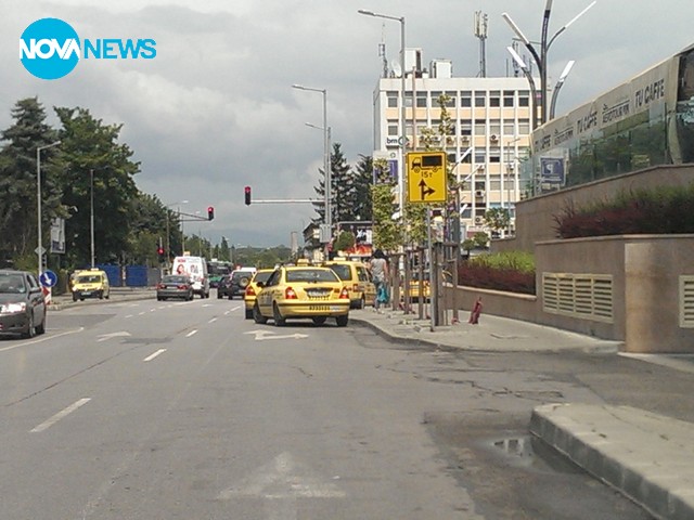 Проблем с паркирането на таксита пред мол