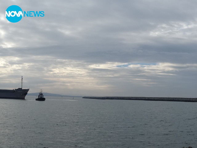 Заседнал кораб на входа на пристанище Бургас