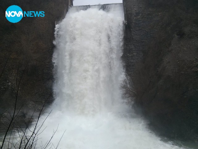 Преливникът на язовир "Тича"
