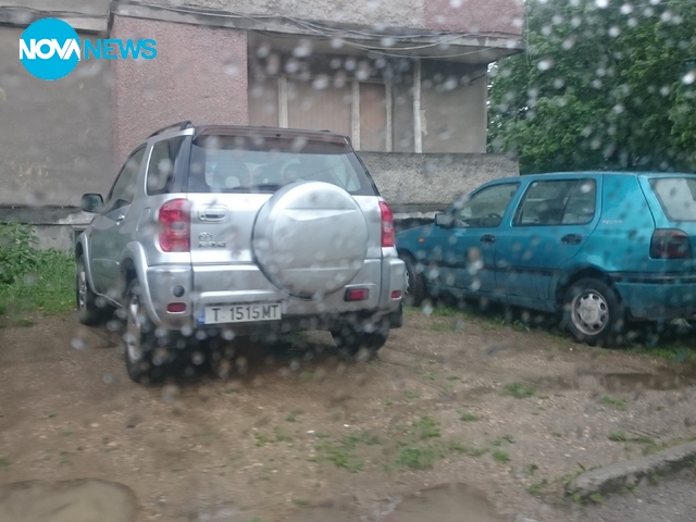 Паркинг върху зелени площи