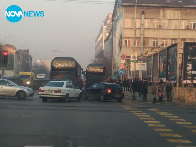Блокирано от автобуси кръстовище в София