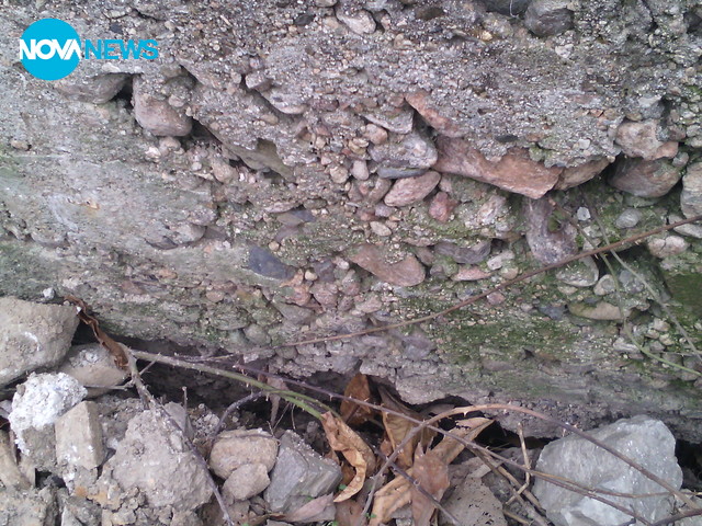 Паднал зид за коледен подарък...