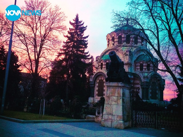 Залез над мавзолея в Плевен