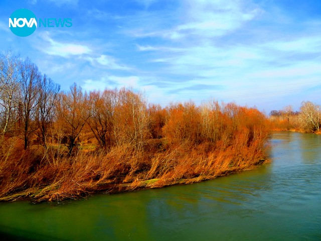 Едип прекрасен ден край реката!