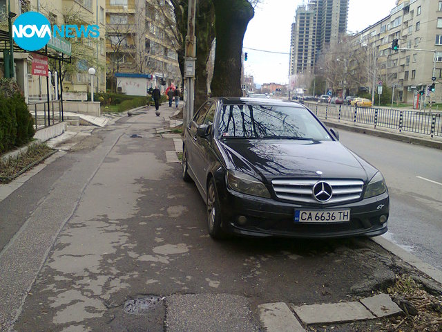 Паркиране на тротоара