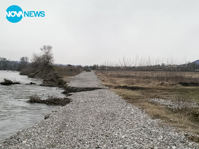 Скъсана дига на р. Струма, с. Микрево, общ. Струмяни
