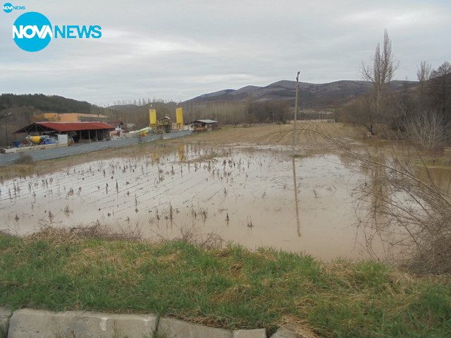 Реките Струма и Треклянска в град Земен