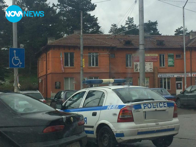 Полицаи паркират на инвалидно място