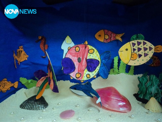 Деца рисуват картини за Никулден