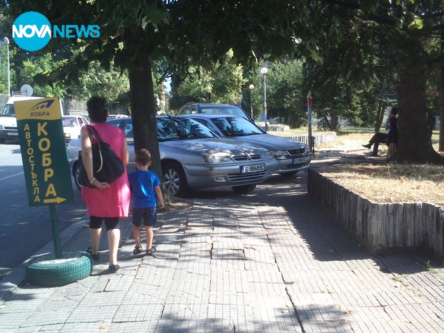 Паркиране в Сандански: колите върху тротоарите