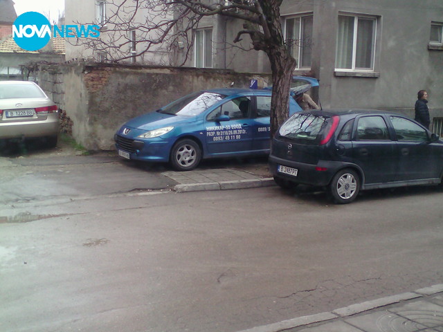 Учебен автомобил на тротоара