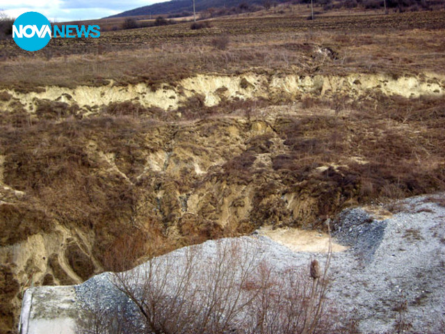 Свличане на земни маси при жп тунел "Лозарево"