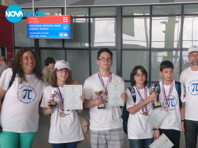 Поздравления за българските математически отбори от Хонг Конг!