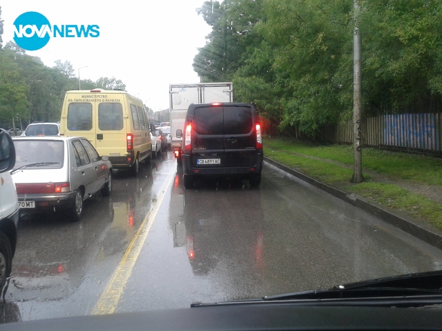 Бизнесмен в бус лентата