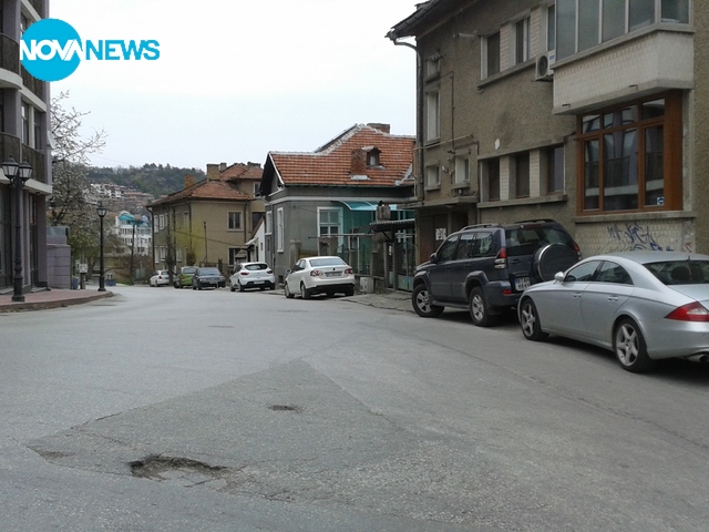 Паркиране на тротоара във Велико Търново