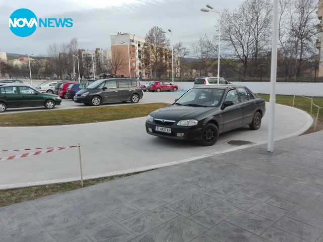 Паркиране пред новият басейн в Благоевград