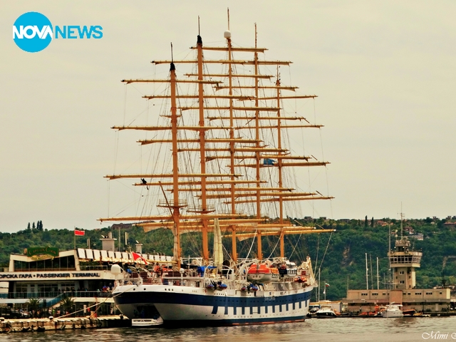 Най-големият ветроход в света акостира във Варна