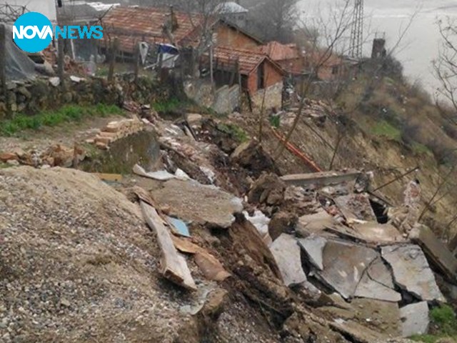 Къщи ще бъдат пометени от свлачище