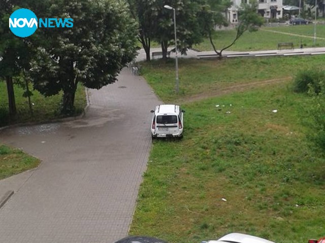 Как се паркира в зелени площи?!