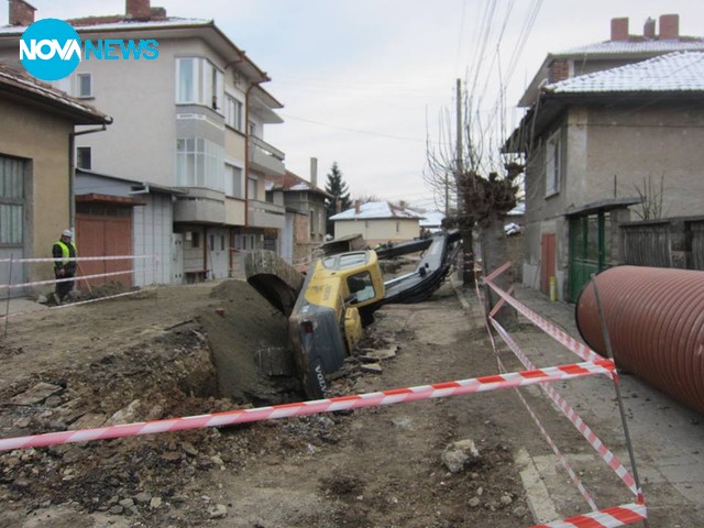 Обърнат багер и напукани стени