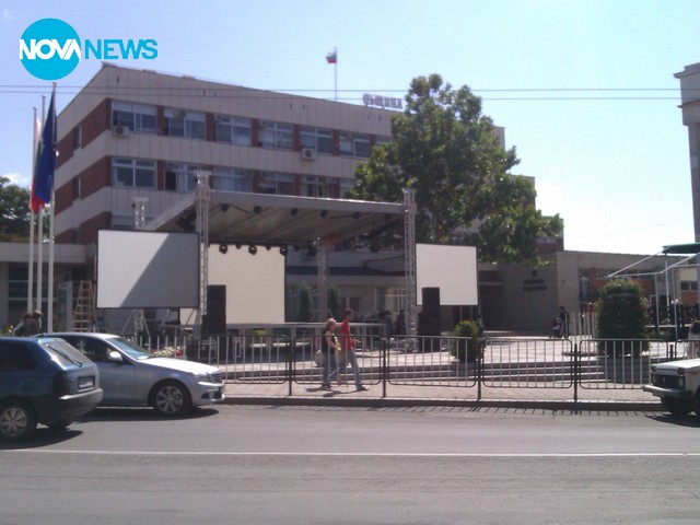 Неуместно решение за провеждане на празник