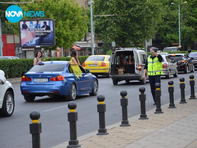 Служител на "Пътна полиция"-Пловдив отказва да глобява абитуриенти