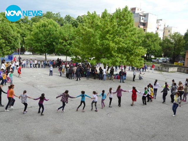 Училище в Пловдив събра учители, родители, ученици на хорото