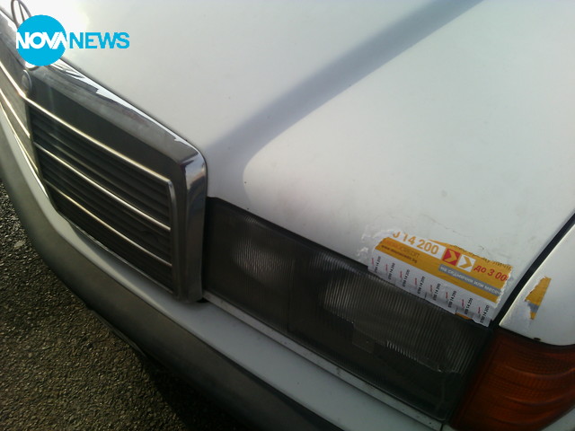 Автомобил, облепен с лепенки