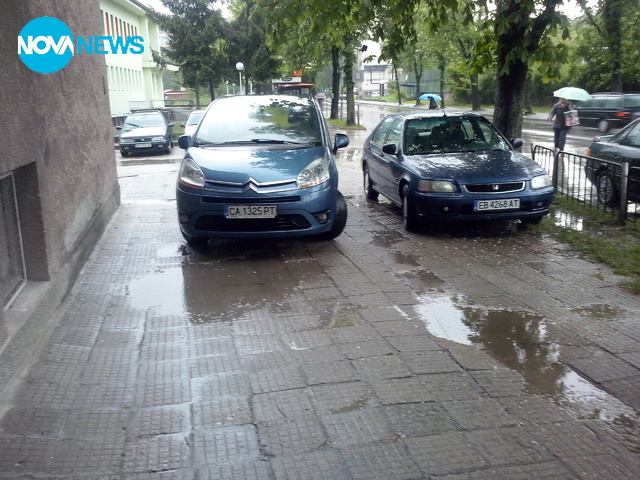 Нагло паркиране на тротоар