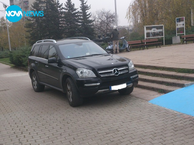 Депутатски автомобил в парка