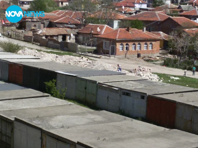 Фирма си изхвърля строителните отпадъци зад блок в Хасково