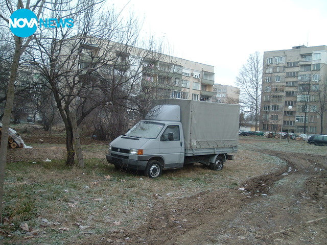 Наглост - автокъща в зелените площи