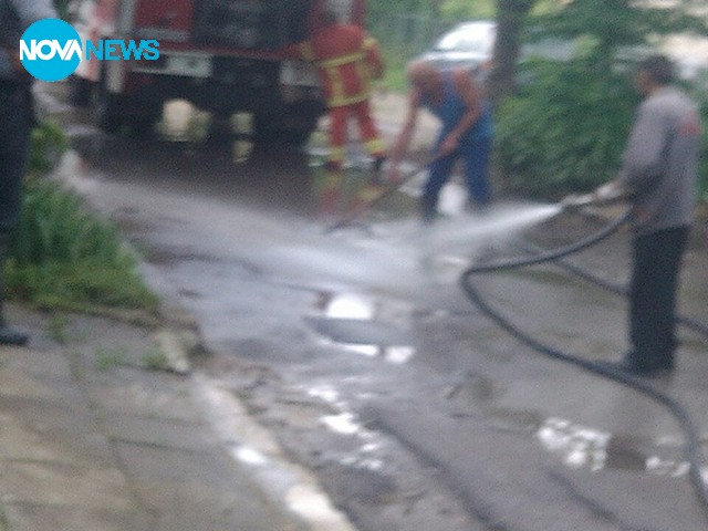 Пожарна се използва за миене на улиците